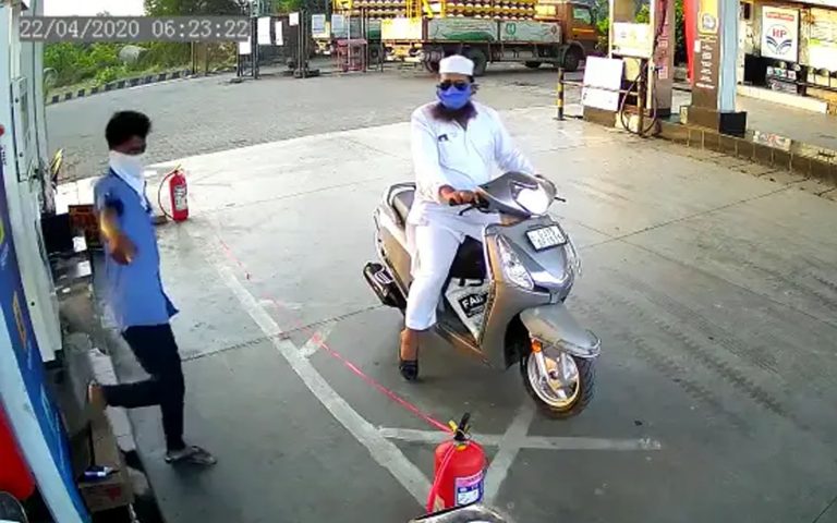 Fact check: ಕೊರೊನಾ ಹರಡಲು ಪೆಟ್ರೋಲ್‌ ಪಂಪ್‌ನಲ್ಲಿ ನೋಟು ಎಸೆದ ಮುಸ್ಲಿಂ ವ್ಯಕ್ತಿ: ಈ ಸುದ್ದಿಯ ಅಸಲಿಯತ್ತೇನು ಗೊತ್ತೆ?