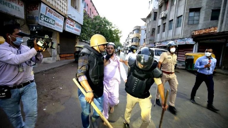 ಗರ್ಭಿಣಿಯ ಹೊಟ್ಟೆಗೆ ಲಾಠಿಯಿಂದ ಹೊಡೆದ ,ಗುಜರಾತ್ ಪೊಲೀಸರು