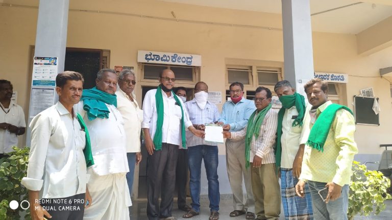 ಎಪಿಎಂಸಿ ಕಾಯ್ದೆ ತಿದ್ದುಪಡಿಯ ವಿರುದ್ಧ ಲಾಕ್‌ಡೌನ್‌ ನಡುವೆಯೇ ಬೀದಿಗಿಳಿದ ರೈತರು