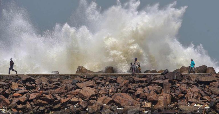 ಅಂಫಾನ್ ಅವಾಂತರ: ತಾಂಡವ ನೃತ್ಯ ಎಂದ ಮಮತ ಬ್ಯಾನರ್ಜಿ, 12 ಮಂದಿ