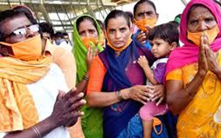 Immigrant workers from Karnataka who started a fast in Mumbai