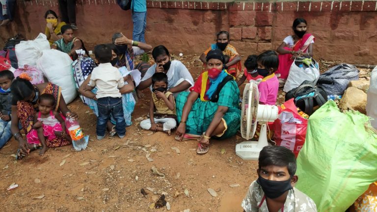 ಊರಿಗೆ ತೆರಳಲು ಬಸ್‌: ಟಿಕೆಟ್ ಬೆಲೆ ಮೂರು ಪಟ್ಟು ಹೆಚ್ಚು, ಸಂಕಷ್ಟದಲ್ಲಿ ಕಣ್ಣೀರಿಡುತ್ತಿರುವ ಕಾರ್ಮಿಕರು