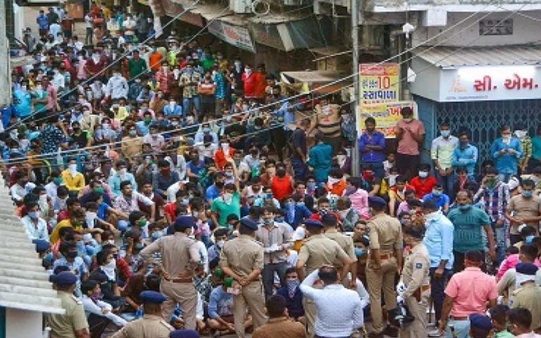 ಸೂರತ್‌ನಲ್ಲಿ ವಲಸೆ ಕಾರ್ಮಿಕರಿಂದ ಪ್ರತಿಭಟನೆ; ಪೊಲೀಸರಿಂದ ಆಶ್ರುವಾಯು ಸಿಡಿತ