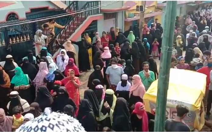 Womens protesting in Tumkur that there is no work, no wages, no milk
