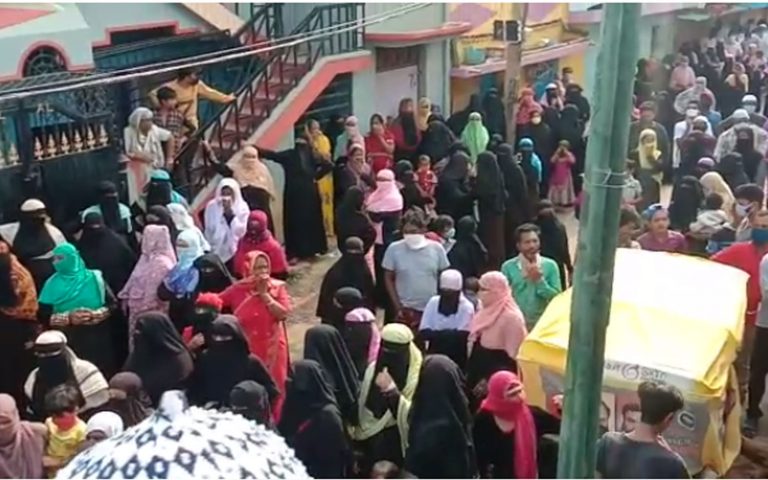 Womens protesting in Tumkur that there is no work, no wages, no milk