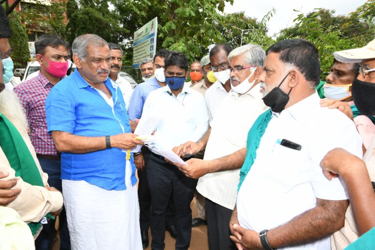 ಭೂಸುಗ್ರೀವಾಜ್ಞೆ ವಿರೋಧಿಸಿ ಪ್ರತಿಭಟನೆ: ರೈತಮುಖಂಡರೊಂದಿಗೆ ಮಾಧುಸ್ವಾಮಿ ಮಾತಿನ ಚಕಮಕಿ