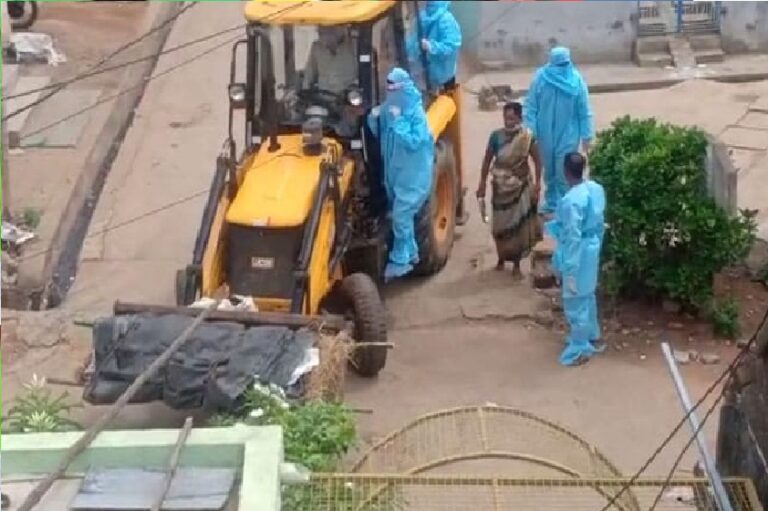 ಆಂಧ್ರಪ್ರದೇಶ: ಜೆಸಿಬಿ ಮೂಲಕ ಸಾಗಿಸಿದ ಕೊರೊನಾ ರೋಗಿಯ ಮೃತದೇಹ