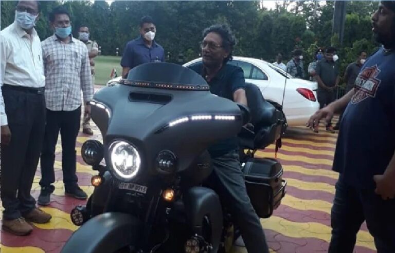 ಬೈಕ್ ಬಿಜೆಪಿ ನಾಯಕನ ಮಗನದ್ದು; ಹೆಲ್ಮೆಟ್, ಮಾಸ್ಕ್ ಎಲ್ಲಿ ಮೈ ಲಾರ್ಡ್ ಎಂದು ಮುಖ್ಯ ನ್ಯಾಯಮೂರ್ತಿಯನ್ನು ತರಾಟೆಗೆ ಪಡೆದ ಟ್ವಿಟ್ಟರಿಗರು.