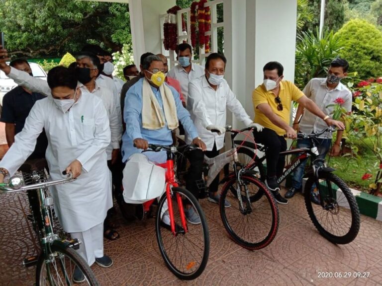 6 ವರ್ಷಗಳಲ್ಲಿ 18 ಲಕ್ಷ ಕೋಟಿ ರೂ ಅಬಕಾರಿ ಸುಂಕ ಲೂಟಿ: ಸಿದ್ದರಾಮಯ್ಯ ಆರೋಪ