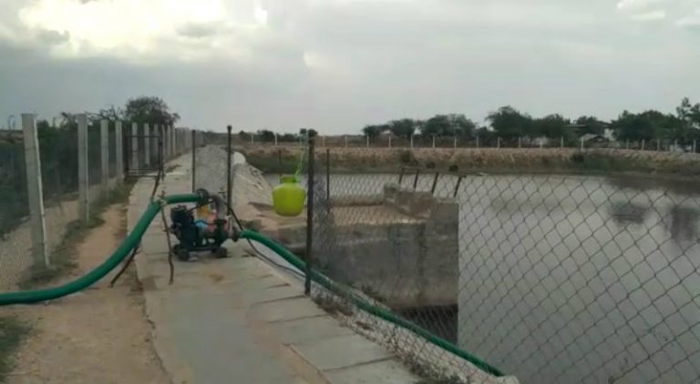 ತಮಾಷೆಗಾಗಿ ಕೆರೆಗೆ ಕಲ್ಲೆಸೆದ ವ್ಯಕ್ತಿ: ತುಂಬಿದ ಕೆರೆ ಖಾಲಿ ಮಾಡಿ ಪರಿತಪಿಸುತ್ತಿರುವ ಜನ!