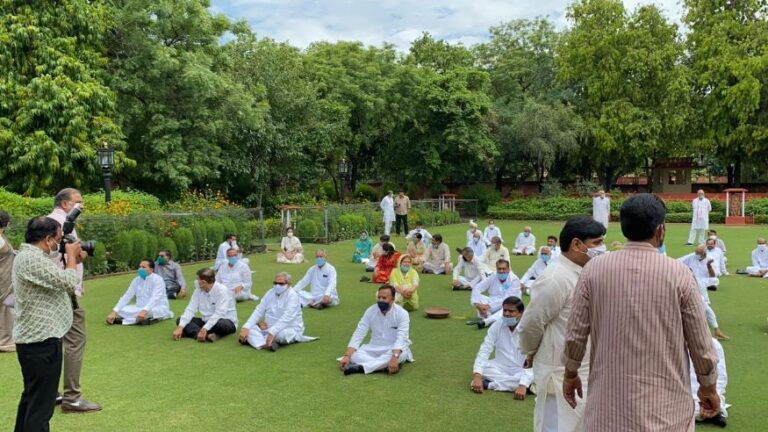 ರಾಜಸ್ಥಾನ ಬಿಕ್ಕಟ್ಟು: ಅಧಿವೇಶನ ಕರೆಯಲು ಆಗ್ರಹಿಸಿ ತಡರಾತ್ರಿವರೆಗೂ ಪ್ರತಿಭಟನೆ – 102 ಶಾಸಕರ ಪಟ್ಟಿ ರವಾನೆ