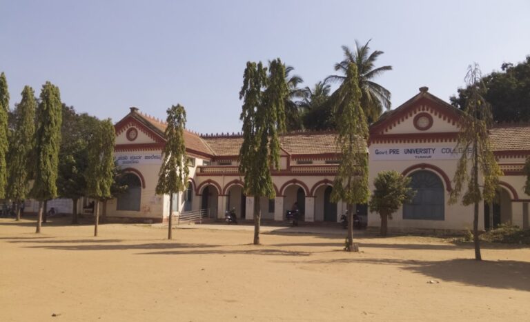 ತುಮಕೂರು: ಗುತ್ತಿಗೆದಾರರಿಂದ ಕಸದ ತೊಟ್ಟಿಯಾದ ಕಾಲೇಜು ಮೈದಾನ !