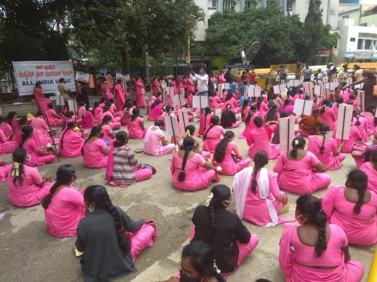 ಸಿಡಿದೆದ್ದ ಆಶಾ ಕಾರ್ಯಕರ್ತೆಯರು: ಸಿಎಂ ನಿವಾಸಕ್ಕೆ ಮುತ್ತಿಗೆ ಯತ್ನ