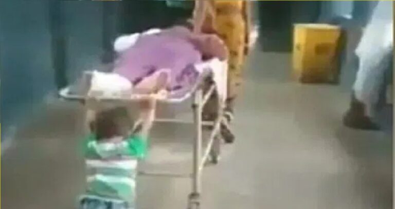 ಸ್ಟ್ರೆಚ್ಚರ್‌ ತಳ್ಳಲು 30 ರುಪಾಯಿ ಲಂಚ ಆಗ್ರಹ; ತಾತನ ಸ್ಟ್ರೆಚ್ಚರ್‌ ತಳ್ಳಿದ 6 ವರ್ಷದ ಬಾಲಕ