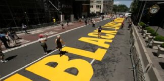 ಟ್ರಂಪ್ ‌ಟವರ್‌ ಮುಂದೆ ’ಬ್ಲ್ಯಾಕ್ ಲೈವ್ಸ್ ಮ್ಯಾಟರ್‌’ ಚಿಹ್ನೆಯನ್ನು ಚಿತ್ರಿಸಿದ ನ್ಯೂಯಾರ್ಕ್