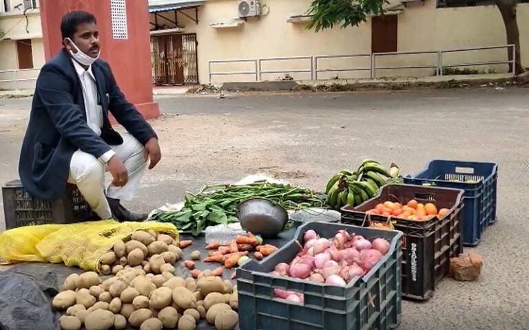ಲಾಕ್‌ಡೌನ್‌ನಿಂದ ಆರ್ಥಿಕ ಸಮಸ್ಯೆ: ಹೈಕೋರ್ಟ್ ಮುಂದೆ ತರಕಾರಿ ಮಾರಿದ ವಕೀಲ!