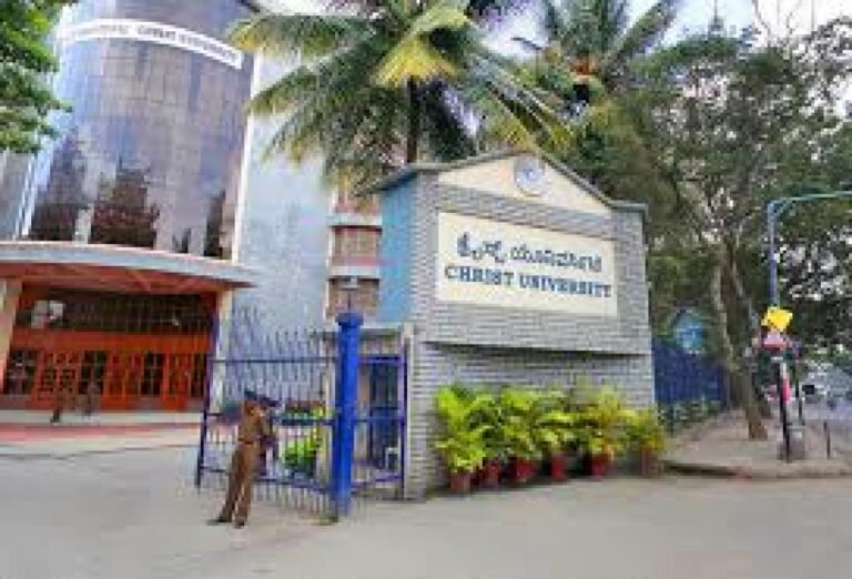 ಆನ್‌ಲೈನ್ ಪರೀಕ್ಷೆ ನಡೆಸುವ ನಿರ್ಧಾರವನ್ನು ವಿರೋಧಿಸಿ ಬೆಂಗಳೂರು ಕ್ರೈಸ್ಟ್ ವಿಶ್ವವಿದ್ಯಾಲಯದ ವಿದ್ಯಾರ್ಥಿಗಳಿಂದ ಪ್ರತಿಭಟನೆ