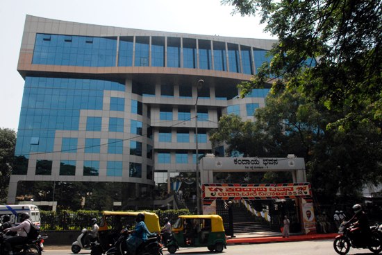 ಹೊಂಬಾಳೆ – 2: ಕಂದಾಯ ಇಲಾಖೆ ಕೈಯಲ್ಲಿ ರೈತನ ಜುಟ್ಟು – ನಳಿನಿ ಕೋಲಾರ