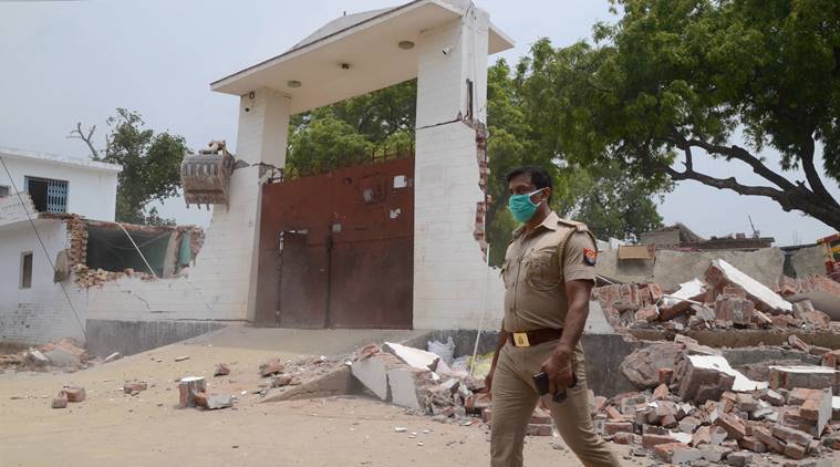 ವಿಕಾಸ್ ದುಬೆಗೆ ‘ದಾಳಿಯ ಮಾಹಿತಿ ಸೋರಿಕೆ’: 3 ಕಾನ್ಪುರ ಪೊಲೀಸರ ಮೇಲೆ ಶಂಕೆ – ಅಮಾನತು