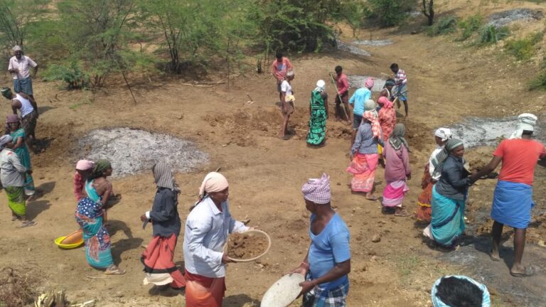 ಉದ್ಯೋಗ ಖಾತ್ರಿ ಕೆಲಸಕ್ಕೆ ಕತ್ತರಿ, ರೊಕ್ಕಾ ಇಲ್ರಿ, ಜೀವನ ತ್ರಾಸರೀ