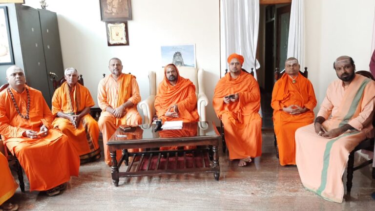 ಯಡಿಯೂರಪ್ಪ ಅವರನ್ನು ಮುಟ್ಟದಿರಿ ಜೋಕೆ – ವೀರಶೈವ ಸ್ವಾಮೀಜಿಗಳ ಎಚ್ಚರಿಕೆ