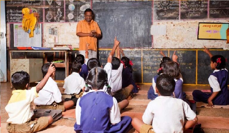 ಸರ್ಕಾರಿ ಶಾಲೆಯ ಶಿಕ್ಷಕರು ನಮ್ಮ ವಿದ್ಯಾರ್ಥಿಗಳನ್ನು ಸೆಳೆಯುತ್ತಿದ್ದಾರೆ ಎಂದು ದೂರಿದ ಖಾಸಗಿ ಶಾಲೆಗಳು