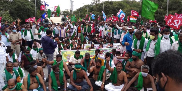 ರಸ್ತೆಯಲ್ಲಿ ಅರೆಬೆತ್ತಲೆ ಕುಳಿತ ರೈತರು; ಸರ್ಕಾರದ ವಿರುದ್ಧ ತೀವ್ರಗೊಂಡ ಪ್ರತಿಭಟನೆ