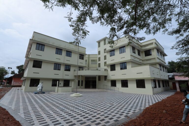 ಅತ್ಯಾಧುನಿಕ ಸೆಂಟರ್ ಆಫ್ ಎಕ್ಸಲೆನ್ಸ್ ಶಾಲೆಗಳನ್ನುಉದ್ಘಾಟಿಸಿದ ಕೇರಳ ಸಿಎಂ ವಿಜಯನ್