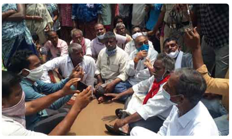 ಗಂಡಿಕೋಟ: ಪುನರ್ವಸತಿ ಕಲ್ಪಿಸದೇ ಗ್ರಾಮಸ್ಥರ ಸ್ಥಳಾಂತರ ಮಾಡುತ್ತಿರುವ ಪೊಲೀಸರು