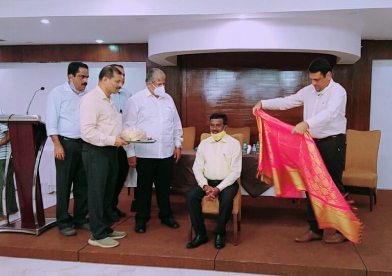 ಉಡುಪಿ: ಭೂ ವಿಜ್ಞಾನ ಅಧಿಕಾರಿಗೆ ಗಣಿ ಮಾಲೀಕರಿಂದ ಭರ್ಜರಿ ಪಾರ್ಟಿ, ಉಡುಗೊರೆ- ದೂರು