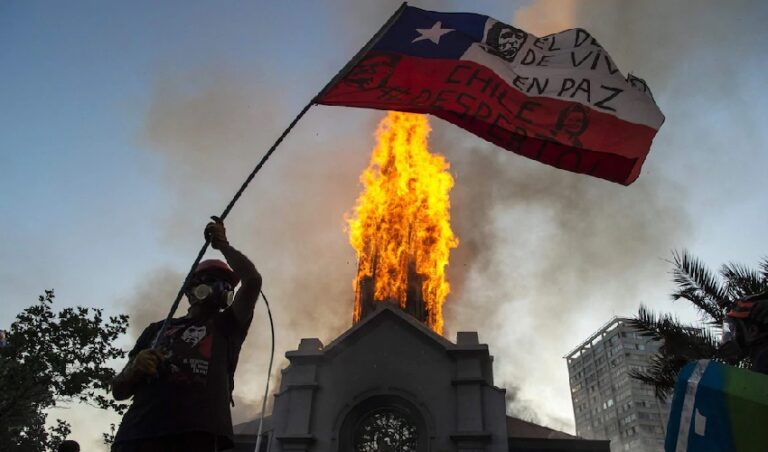 ಚಿಲಿ: ಭುಗಿಲೆದ್ದ ಪ್ರತಿಭಟನೆ; ಪೊಲೀಸ್ ಪ್ರಧಾನ ಕಚೇರಿ ಸೇರಿದಂತೆ 2 ಚರ್ಚುಗಳಿಗೆ ಬೆಂಕಿ!