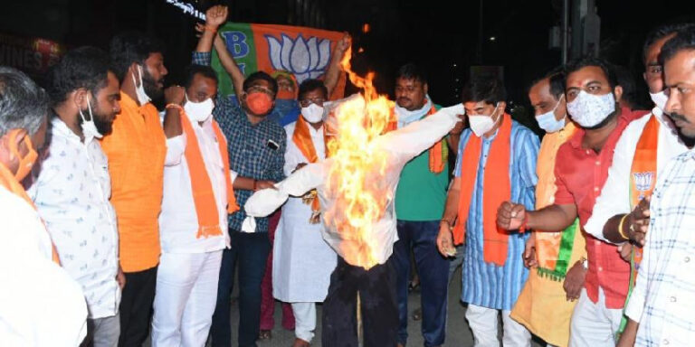 ಉಪಚುನಾವಣೆ: ಪೊಲೀಸರು ವಶಪಡಿಸಿಕೊಂಡ ಹಣ ಕಸಿದು ದುರ್ವರ್ತನೆ ತೋರಿದ ಬಿಜೆಪಿ!