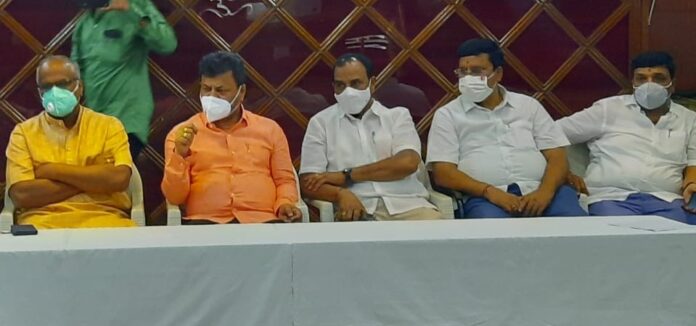 ಡಿಕೆಶಿ-ಸಿದ್ದರಾಮಯ್ಯ ನಡುವೆ ಶೀತಲ ಸಮರ ನಡೆಯುತ್ತಿದೆ: ರೇಣುಕಾಚಾರ್ಯ