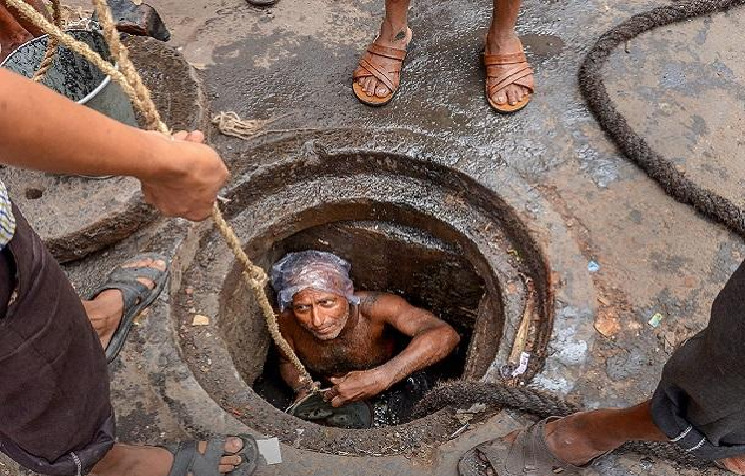 ದೆಹಲಿ: ಸೆಪ್ಟಿಕ್ ಟ್ಯಾಂಕ್ ಸ್ವಚ್ಛ ಮಾಡುತ್ತಿದ್ದ ಇಬ್ಬರು ಕಾರ್ಮಿಕರ ದುರ್ಮರಣ