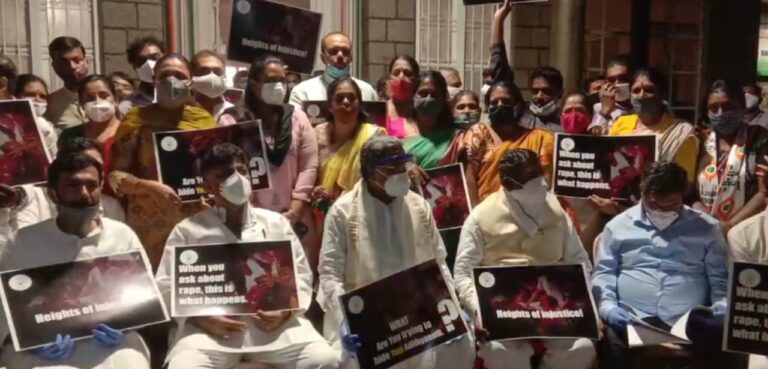 ಹತ್ರಾಸ್ ಅತ್ಯಾಚಾರ, ರಾಹುಲ್ ಗಾಂಧಿ ಮೇಲೆ ಹಲ್ಲೆ ಖಂಡಿಸಿ ಬೀದಿಗಿಳಿದ ಕಾಂಗ್ರೆಸ್: ಪಂಜಿನ ಮೆರವಣಿಗೆ