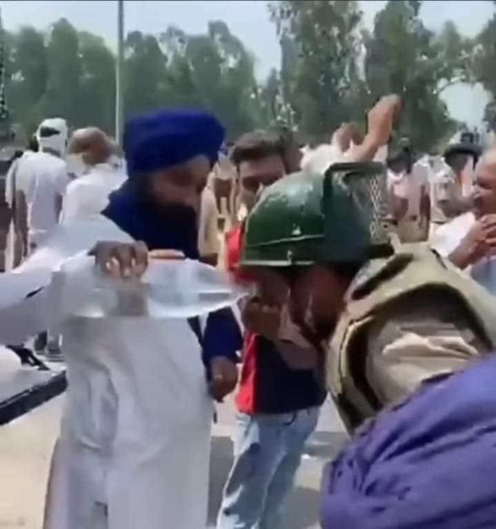 ಇದು ರೈತರ ಸಂಸ್ಕೃತಿ: ಲಾಠೀ ಚಾರ್ಜ್ ಮಾಡಿದ ಪೊಲೀಸ್‌ಗೆ ನೀರು ಕೊಟ್ಟ ರೈತನ ಫೋಟೊ ವೈರಲ್!