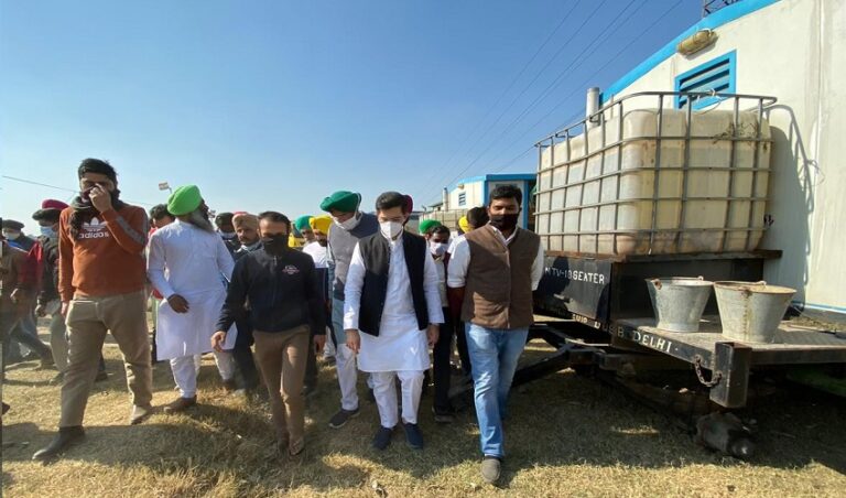 ಪ್ರತಿಭಟನಾ ನಿರತ ರೈತರಿಗೆ ಆಹಾರ-ನೀರು ಒದಗಿಸಿ ಹೋರಾಟಕ್ಕೆ ಆಪ್ ಬೆಂಬಲ