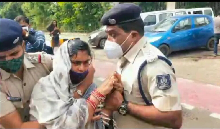 ಮಗಳಿಗೆ ನ್ಯಾಯ ಬೇಡಿ ಒಡಿಶಾ ಅಸೆಂಬ್ಲಿ ಮುಂದೆ ಬೆಂಕಿ ಹಚ್ಚಿಕೊಳ್ಳಲು ಯತ್ನಿಸಿದ ದಂಪತಿ!