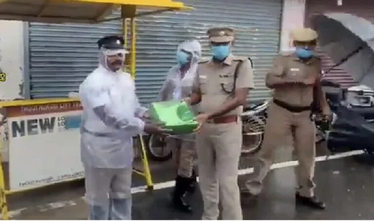 ಮಳೆಯಲ್ಲೇ ನಿಂತು ಕರ್ತವ್ಯ ನಿರ್ವಹಿಸಿದ ಟ್ರಾಫಿಕ್ ಪೊಲೀಸ್‌ಗೆ ಸ್ಥಳದಲ್ಲೇ ಗೌರವ!