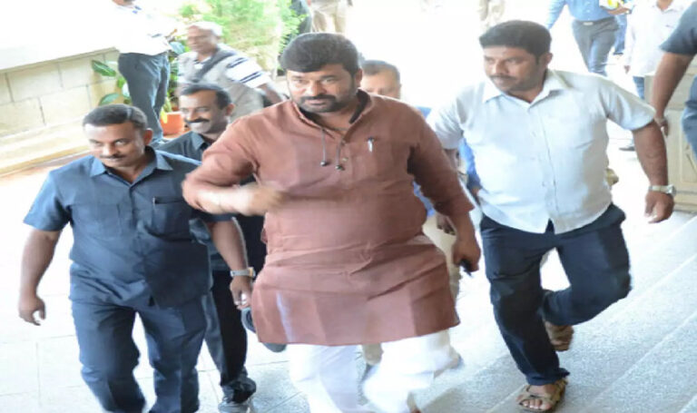 ಕೊಲೆ ಪ್ರಕರಣ: ಮಾಜಿ ಕಾಂಗ್ರೆಸ್ ಸಚಿವ ವಿನಯ್ ಕುಲಕರ್ಣಿ ಸಿಬಿಐ ವಶಕ್ಕೆ!