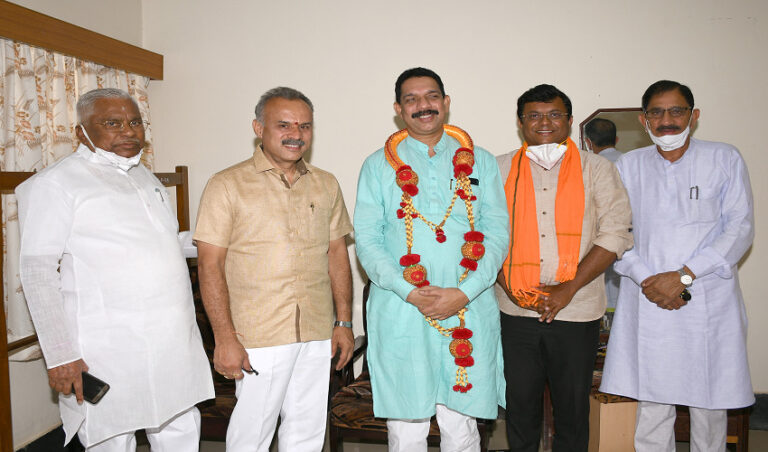 ಸಿದ್ದರಾಮಯ್ಯ-ಡಿಕೆಶಿ ಜಗಳ ಶೀಘ್ರವೇ ಬೀದಿಗೆ – ಬಿಜೆಪಿ ರಾಜ್ಯಾಧ್ಯಕ್ಷ ಕಟೀಲ್