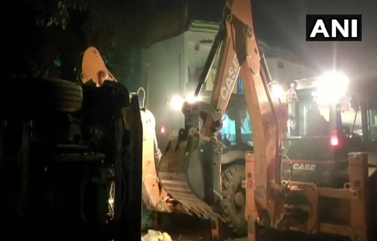 ಯುಪಿ: ಕಾರಿನ ಮೇಲೆ ಮರಳು ತುಂಬಿದ್ದ ಲಾರಿ ಬಿದ್ದು 8 ಮಂದಿ ದುರ್ಮರಣ