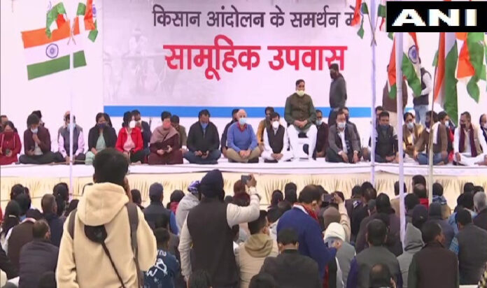 ರೈತರನ್ನು ಬೆಂಬಲಿಸಿ ಉಪವಾಸ ಸತ್ಯಾಗ್ರಹ ನಡೆಸುತ್ತಿರುವ ಆಪ್ ಮುಖಂಡರು