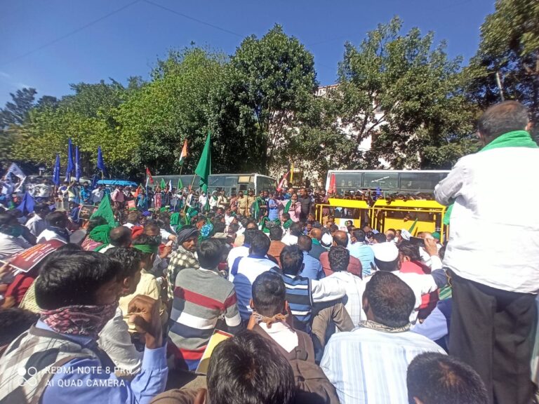 ರೈತ ವಿರೋಧಿ ಮಸೂದೆಗಳಿಗೆ ಸಹಿ ಹಾಕಬಾರದು: ಹೋರಾಟನಿರತ ರೈತ ಮುಖಂಡರನ್ನು ಮಾತುಕತೆಗೆ ಕರೆದ ರಾಜ್ಯಪಾಲರು