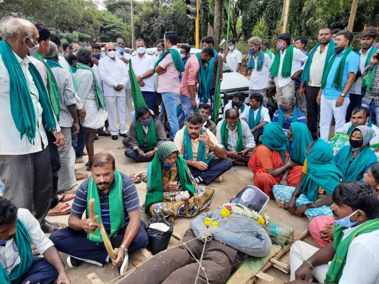 ತುಮಕೂರು ಜಿಲ್ಲೆಯ ವಿವಿದೆಡೆ ಭಾರತ್ ಬಂದ್: ಪ್ರಧಾನಿ ಪ್ರತಿಕೃತಿ ದಹನ