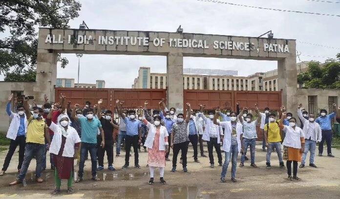 ಏಮ್ಸ್ ನರ್ಸ್‌ಗಳ ಪ್ರತಿಭಟನೆಗೆ ತಡೆಯೊಡ್ಡಿದ ಹೈಕೋರ್ಟ್: ಹೋರಾಟಗಾರರಿಗೆ ನೋಟಿಸ್