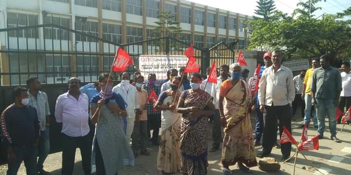 ರಾಮನಗರ ಅರವಿಂದ್ ಫ್ಯಾಶನ್ ಕಾರ್ಖಾನೆ ಲಾಕೌಟ್: 17ನೇ ದಿನಕ್ಕೆ ಕಾಲಿಟ್ಟ ಪ್ರತಿಭಟನೆ