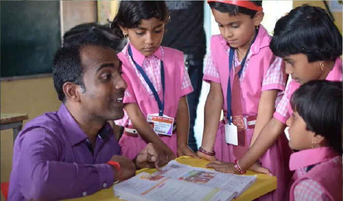 ಕನ್ನಡದಲ್ಲಿ ಕಲಿಸಿದ ಮರಾಠಿ ಶಿಕ್ಷನಿಗೆ ಒಲಿದು ಬಂತು ಜಾಗತಿಕ ಪ್ರಶಸ್ತಿ