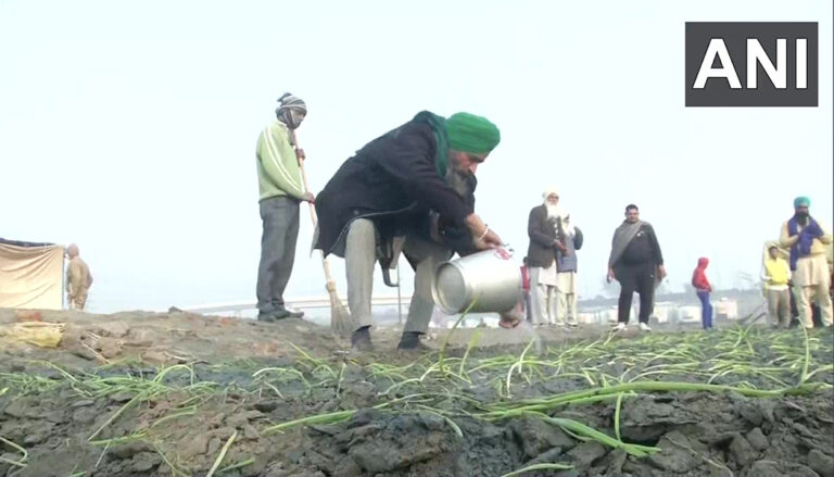 ಪ್ರತಿಭಟನಾ ಸ್ಥಳದಲ್ಲಿಯೇ ಈರುಳ್ಳಿ ಬಿತ್ತನೆ: ಹೋರಾಟದಲ್ಲಿಯೂ ಕೃಷಿ ಬಿಡಲೊಪ್ಪದ ರೈತರು!