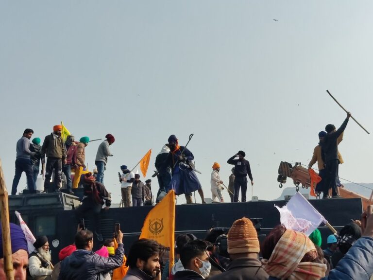 ದೆಹಲಿಯಲ್ಲಿ ರೈತರ ಮೇಲೆ ಪೊಲೀಸರ ದಾಳಿ ಆರಂಭ: ಲಾಠೀಚಾರ್ಚ್, ಅಶ್ರುವಾಯು ಪ್ರಯೋಗ